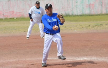 A base de cañonazos, la D – II – 16 Secundaria Eva Sámano, domesticó a los Dóbermans para blanquearlos con paliza incluida de 19 a 0, Francisco Cedillo se apuntó la victoria y Édwin Hernández sufrió el revés. (EL SIGLO DE TORREÓN)
