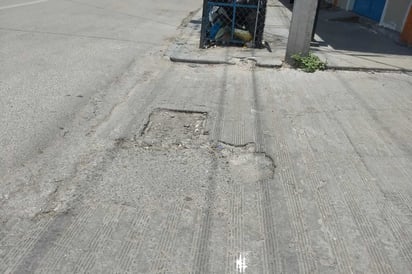 Las quejas por baches son recurrentes en distintos puntos de la ciudad. (EL SIGLO DE TORREÓN)