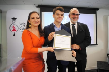 Contento. El estudiante Sergio De Miguel Jorquera (c) posa junto a la cantante Gloria Estefan (i) y su esposo, Emilio Estefan (d). (EFE)