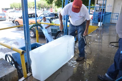 En el exterior  de la empresa  situada en calle Humbero  Zurita  y calzada Cuauhtémoc, es un ir y venir de clientes de mayoreo  y menudeo que reciben la misma información: 'ya no hay hielo. La empresa cerró'.
