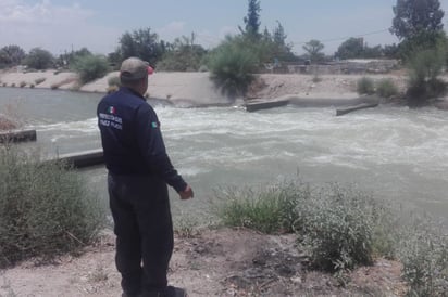 Continúa la búsqueda del joven José Ángel, quien desde el lunes se metió a bañar al canal y ya no logró salir. (EL SIGLO DE TORREÓN)