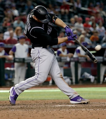 Chris Iannetta, de los Rockies, pegó un sencillo de dos carreras en el 10mo inning del partido frente a los Diamondbacks de Arizona. (AP)