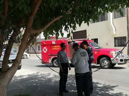 Minutos antes de que llegara la CFE, una unidad de bomberos acudió a resguardar el área y a cortar los cables. (EL SIGLO DE TORREÓN)