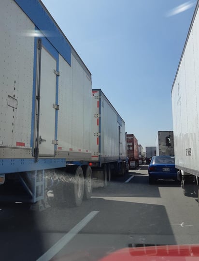 Integrantes de la Confederación Nacional de Transportistas de México (Conatram) se manifiestan con sus unidades en la autopista México-Puebla, a la altura de la caseta de cobro de San Martín Texmelucan, en demanda de mayor seguridad en las carreteras del país. (TWITTER) 