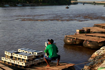  Con el despliegue de la Guardia Nacional y operativos de la Marina y el Ejército en los límites con Guatemala para contener a migrantes indocumentados, comerciantes de abarrotes de Ciudad Hidalgo, municipio de Suchiate, y otras localidades fronterizas temen que su economía se vea afectada. (NOTIMEX)