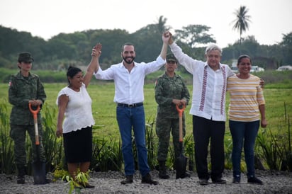 Luego de que se difundiera el video donde accidentalmente el presidente de México, Andrés Manuel López Obrador, da un golpe accidental en la mejilla al mandatario de El Salvador, Nayib Bukele, éste bromeó sobre el hecho. (EL UNIVERSAL)