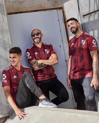 l River Plate lanzó este viernes una camiseta alternativa con un diseño que recuerda la 'eterna amicizia' (eterna amistad) con el Torino italiano. (ESPECIAL)