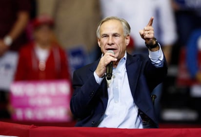 Durante una conferencia de prensa en Austin, Abbott dijo que el número de inmigrantes que han cruzado ilegalmente la frontera de Texas en lo que va del año es equivalente a la población de una de las ciudades grandes en ese estado. (ARCHIVO)
