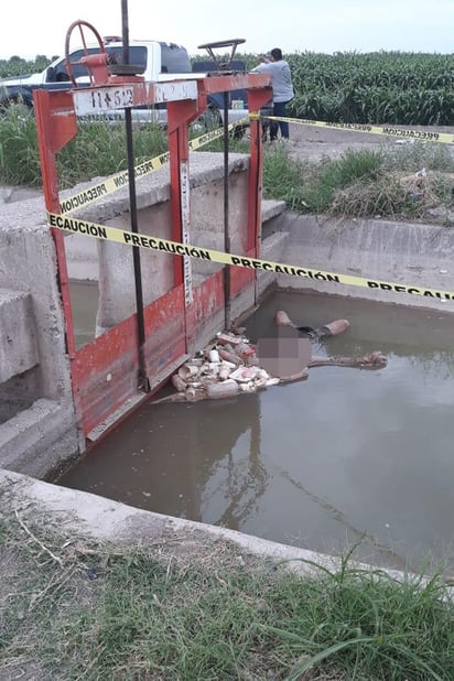 El cuerpo del menor de 15 años de edad fue localizado en un canal de riego del municipio de Tlahualilo, Durango.