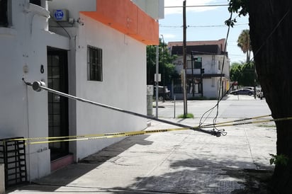 El percance ocurrió a las 9 de la mañana en céntrica calle; CFE acudió casi tres horas despúes.