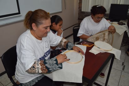 Al azar, a cada una de las voluntarias se les entregó una manta con el nombre, fecha y lugar en donde desapareció la persona.