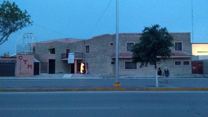 Presuntamente, el robo se registró en las oficinas del sindicato de trabajadores, durante la madrugada del viernes, luego de romper los candados de la reja del inmueble para poder ingresar y posteriormente sustraer el dinero. (EL SIGLO COAHUILA)
