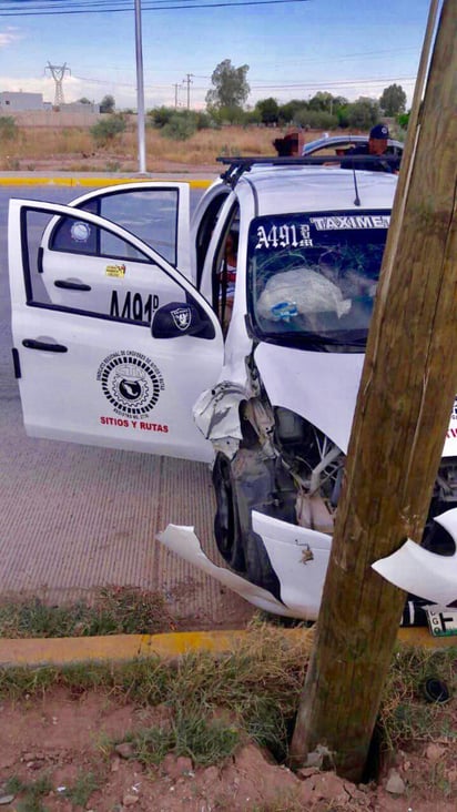 La unidad siniestrada es un automóvil Nissan March modelo 2018 de color blanco, de la base de taxis del Sindicato Regional de Choferes Sitios y Rutas, mismo que portaba el número económico 265 y que era conducido por Armando de 41 años de edad. (EL SIGLO DE TORREÓN)
