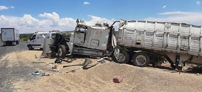 Según los primeros reportes de la autoridad, la unidad se desplazaba a la altura del kilómetro 149 de dicho tramo carretero cuando el chofer perdió el control del volante, se salió del camino y dio un giro completo. (EL SIGLO DE TORREÓN)
