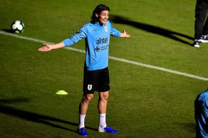 El delantero Edinson Cavani afirmó este sábado que la selección de Uruguay saldrá a vencer a la de Chile el próximo lunes en el estadio Maracaná de Río de Janeiro. (EFE)