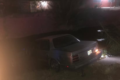 Localizan auto en canal de riego, el propietario lo abandonó. (EL SIGLO DE TORREÓN)