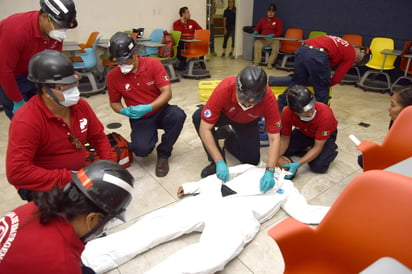 Los brigadistas realizaron diversos tipos de maniobras para atender las contingencias de la competencia. (JESÚS GALINDO)