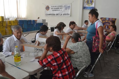 La campaña de lentes dio inicio ayer por la mañana al interior del Club de Leones de Lerdo. (EL SIGLO DE TORREÓN)