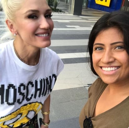 Sencilla. Antes de dar su concierto en La Sultana del Norte, la cantante paseó por la ciudad y se tomó fotos con sus fans.