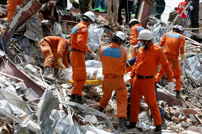 Trabajadores indicaron que el edificio en construcción en la ciudad costeña de Sihanoukville fungía además como su alojamiento, y que las cuadrillas pasaban las noches en el segundo piso. (EFE)