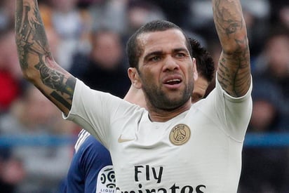 Alves, de 36 años, anotó ocho goles en 73 actuaciones con el PSG y conquistó la liga francesa en ambas campañas. (ARCHIVO)