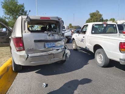 Un camión materialista se impactó contra dos vehículos. (EL SIGLO DE TORREÓN)