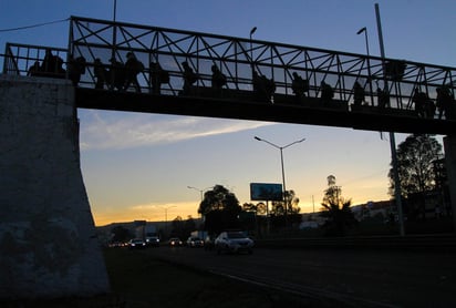 Elementos de la Policía Federal y del INM aseguraron a 146 migrantes centroamericanos con estancia ilegal en el país, quienes se encontraban hacinados en una vivienda en la localidad de Palmillas, en el municipio de San Juan del Río, Querétaro. (ARCHIVO)