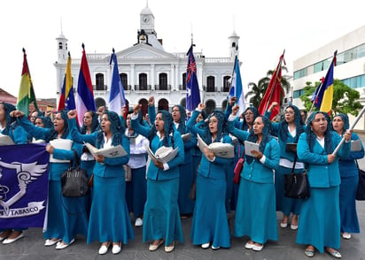 Se muestra a fieles mientras realizan cánticos en el exterior de la Iglesia de la Luz del Mundo, en Villahermosa, Tabasco. (EFE)