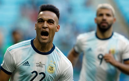 Lautaro Martínez (frente) y Sergio Agüero (detrás) fueron los anotadores en el tercer encuentro de la fase de grupos para la Albiceleste. (AP)