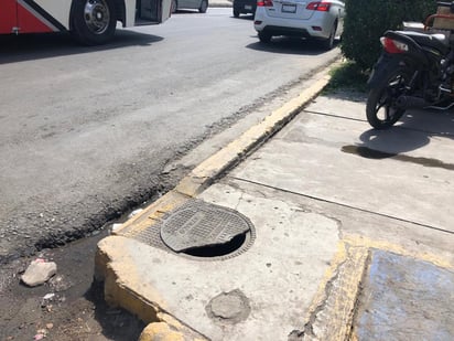 La tapa está quebrada y representa un riesgo para los peatones. (EL SIGLO DE TORREÓN)