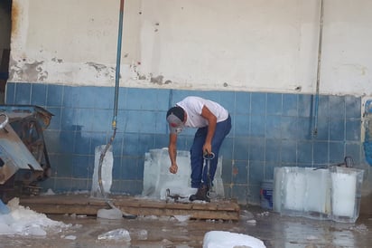 En Hielo y Refrigeración Torreón hay producto y los clientes se tienen que formar para abastecerse del producto. (YOLANDA RÍOS)