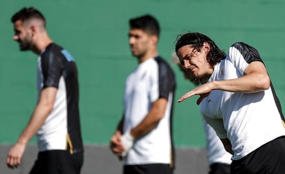 El atacante charrúa Edinson Cavani durante una sesión de entrenamiento con su selección. (AP)