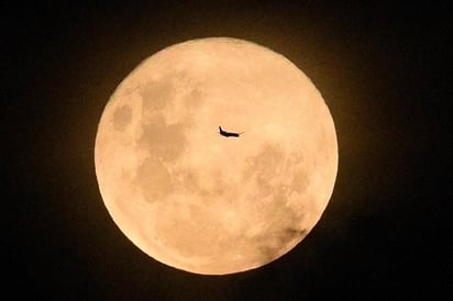 Los negocios aún intentan sacarle provecho a la luna. (ARCHIVO)