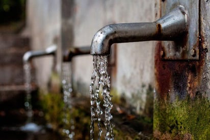 El servicio de agua en las colonias de esta ciudad se vio interrumpido este domingo, debido a un problema en la planta de rebombeo “La Normal”, mientras que la Comisión Municipal de Agua Potable y Alcantarillado (Comapa) dijo que el suministro se restablecería hoy. (TWITTER)