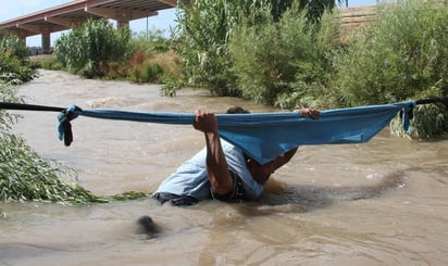 Luego de que ayer se reportara la muerte de un hombre y su hija al intentar cruzar el río Bravo por Matamoros, esta mañana fueron localizados los cuerpos de los migrantes de origen salvadoreño. (ARCHIVO)