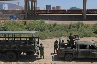 El gobierno de México desplegó casi 15 mil elementos militares y policías a la frontera norte en apoyo al Instituto Nacional de Migración para frenar a inmigrantes que van hacia Estados Unidos, afirmó este lunes el secretario de la Defensa Nacional, Luis Cresencio Sandoval. (ARCHIVO)