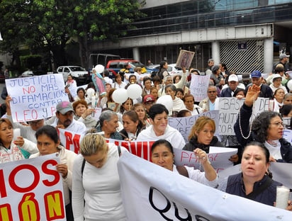 En tanto un grupo de personas se plantó desde temprana hora afuera del Tribunal Superior de Justicia, en la colonia Doctores de esta ciudad, para orar por el padre. (NOTIMEX)