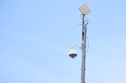 Ya se están instalando las cámaras de videovigilancia en las ciudades de Gómez Palacio y Lerdo, las cuales son tecnología compatible con las que ya se tienen en Torreón, con la finalidad de intercambiar información y dar mejores resultados en la atención y combate de hechos delictivos. (ARCHIVO)