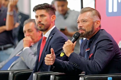 José Luis Higuera (d) durante la presentación del delantero lagunero Oribe Peralta como refuerzo del Rebaño Sagrado para el Apertura 2019. (JAM MEDIA)