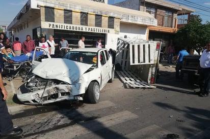 Aparatosa volcadura se registró en el Centro de Torreón. (EL SIGLO DE TORREÓN)