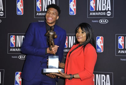 El estelar Giannis Antetokounmpo y su mamá Verónica posan con el trofeo. (AP)