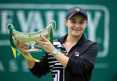 Ashleigh Barty posa con el trofeo de campeona tras coronarse en el torneo de Birmingham. (AP)