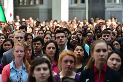 El 75 por ciento aún recibe el apoyo de sus padres o familiares para cubrir sus gastos escolares, según un estudio de De las Heras Demotecnia.