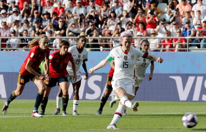 La escuadra estadounidense pudo imponerse a las españolas, gracias a dos penales que cometieron al minuto 7 y al 76 siendo capitalizados por la capitana Megan Rapinoe. (EFE)