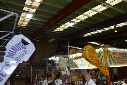 El pasado domingo se desprendieron cuatro láminas que sirven como tragaluz en el techo del Mercado Benito Juárez, lo cual no provocó daños materiales a los comerciantes ni a los visitantes. (FERNANDO COMPEÁN)