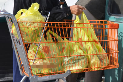 En Coahuila avanzan las acciones para eliminar bolsas y popotes de plástico para sustituirlos por otros materiales. (EL SIGLO DE TORREÓN)