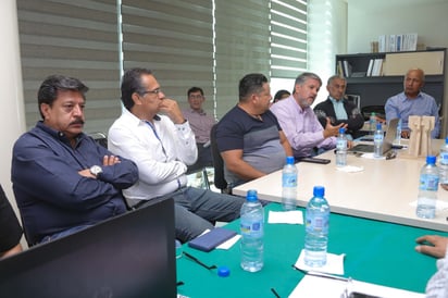 De nueva cuenta surgieron opiniones encontradas entre transportistas de la Laguna de Coahuila y autoridades estatales por el tema del Metrobús; ayer lunes se reunieron en presidencia municipal. (EL SIGLO DE TORREÓN)