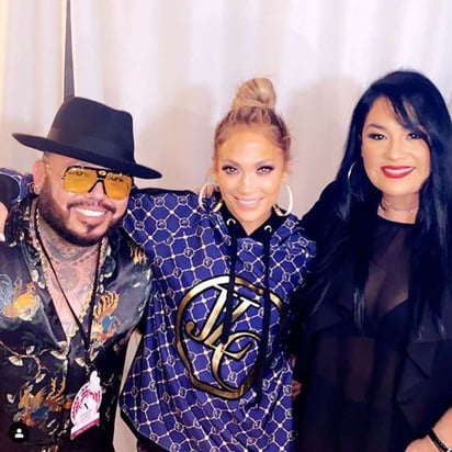 En redes. Los hermanos Quintanilla posan junto a Jennifer López, quien le rindió un homenaje a Selena en su concierto.