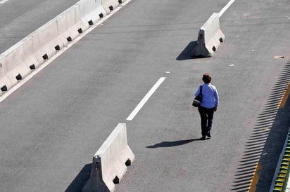 El carril de baja velocidad, de norte a sur del Paso Exprés, a la altura de la colonia Antonio Barona en esta ciudad, fue cerrado a causa de una grieta que se presentó en el muro de contención. (ARCHIVO, 2017)