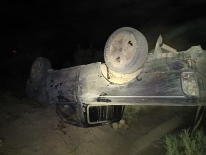 El vehículo siniestrado es una camioneta pick up de modelo antiguo de color negro, la cual portaba las placas de circulación FS-17-504 del estado de Durango. (EL SIGLO DE TORREÓN)
